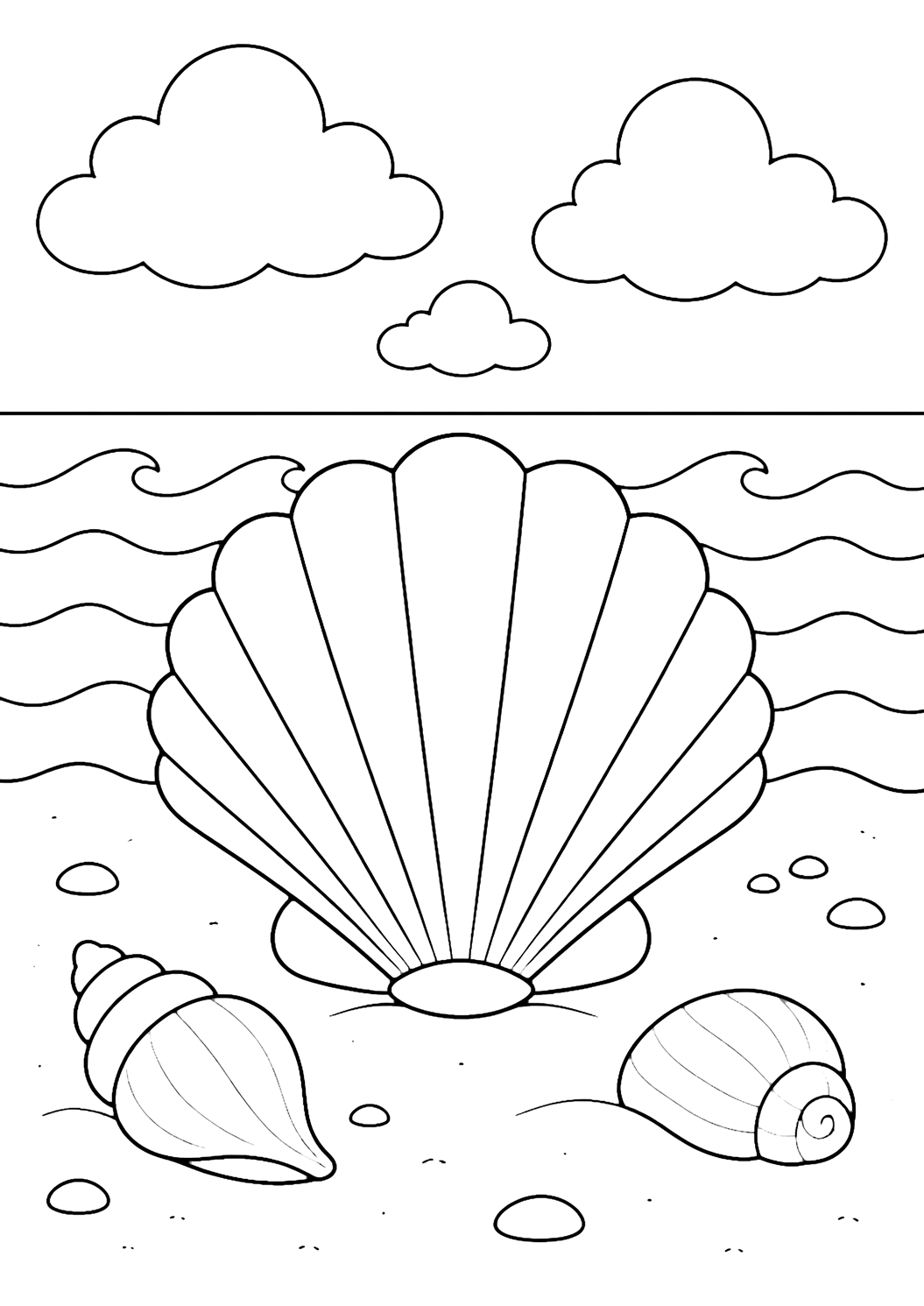 Muschelstrand-Ausmalbild mit eine große offene Fächermuschel auf Strandsand, mit breiten gerippten Muschelflächen, zwei kleineren einfachen Muscheln, sanften Meereswellen, breiten Wolken und offenem Himmel. Geeignet für Kinder, Meeresthemen, Ausdrucke und Online-Ausmalen.